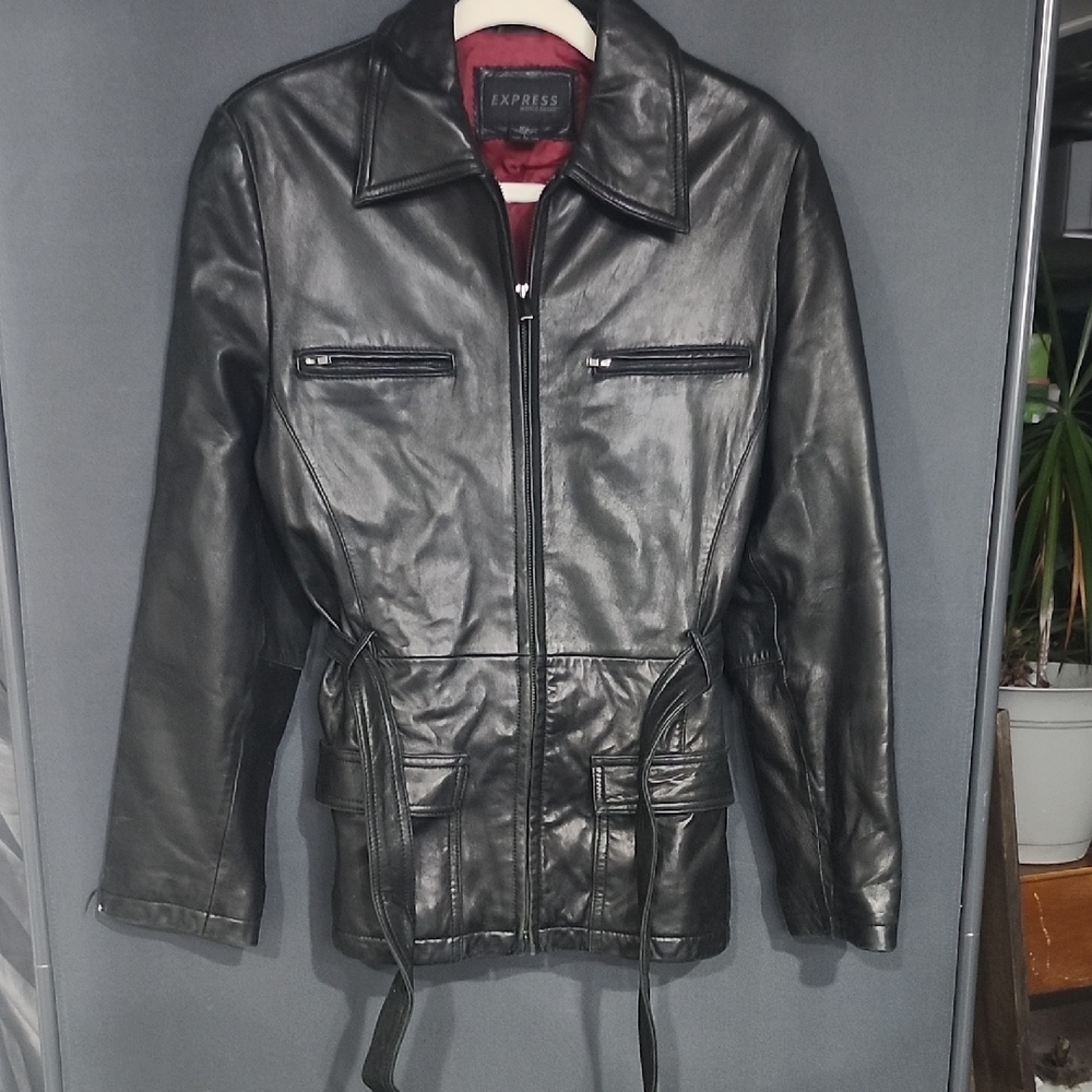 Vintage Express Black Leather Jacket with Classic Design and Zipper Closure